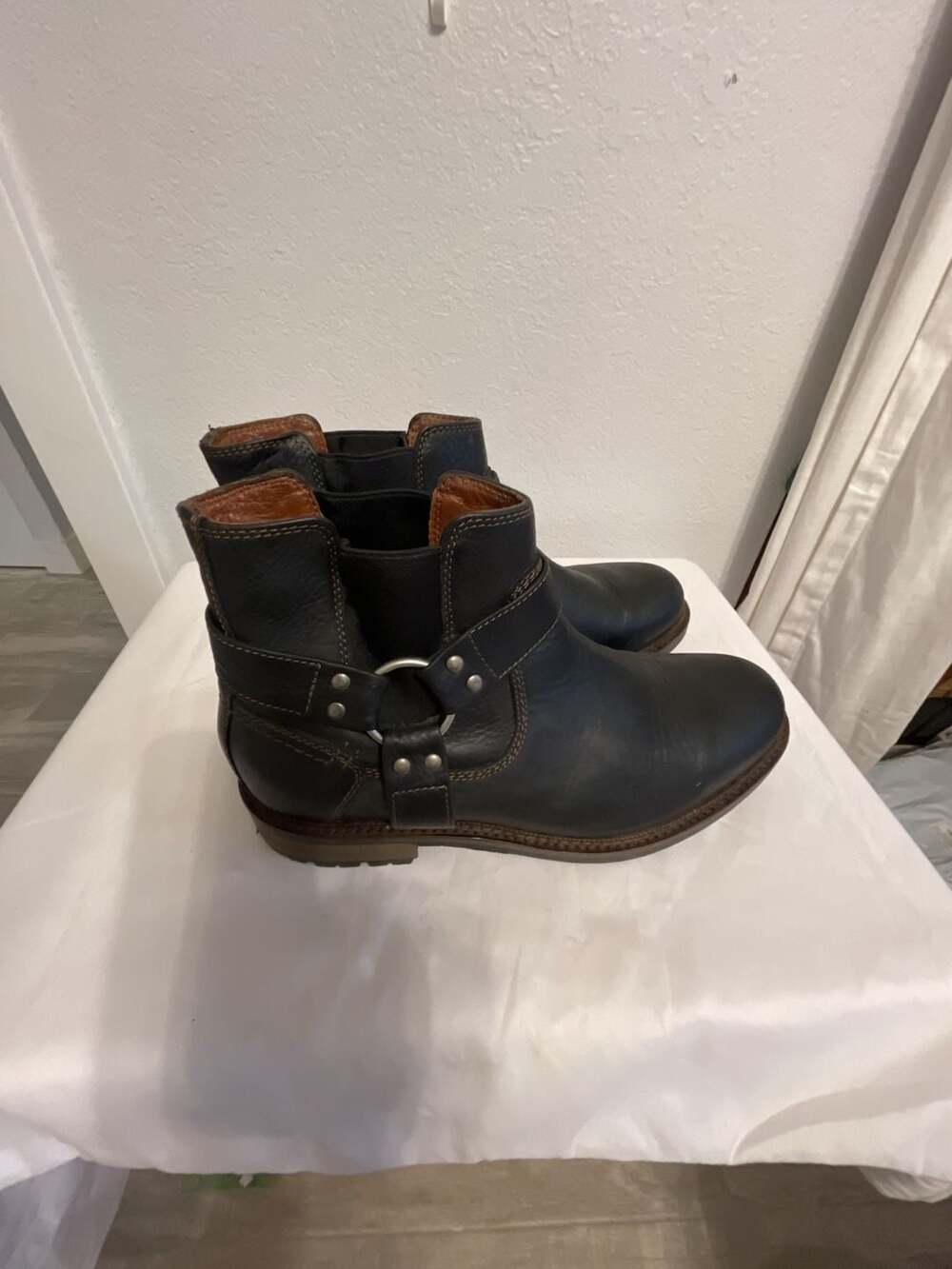 Johnston & Murphy Black Leather Harness Ankle Boots Mens Size 8.5M
Sheepskin
NWT